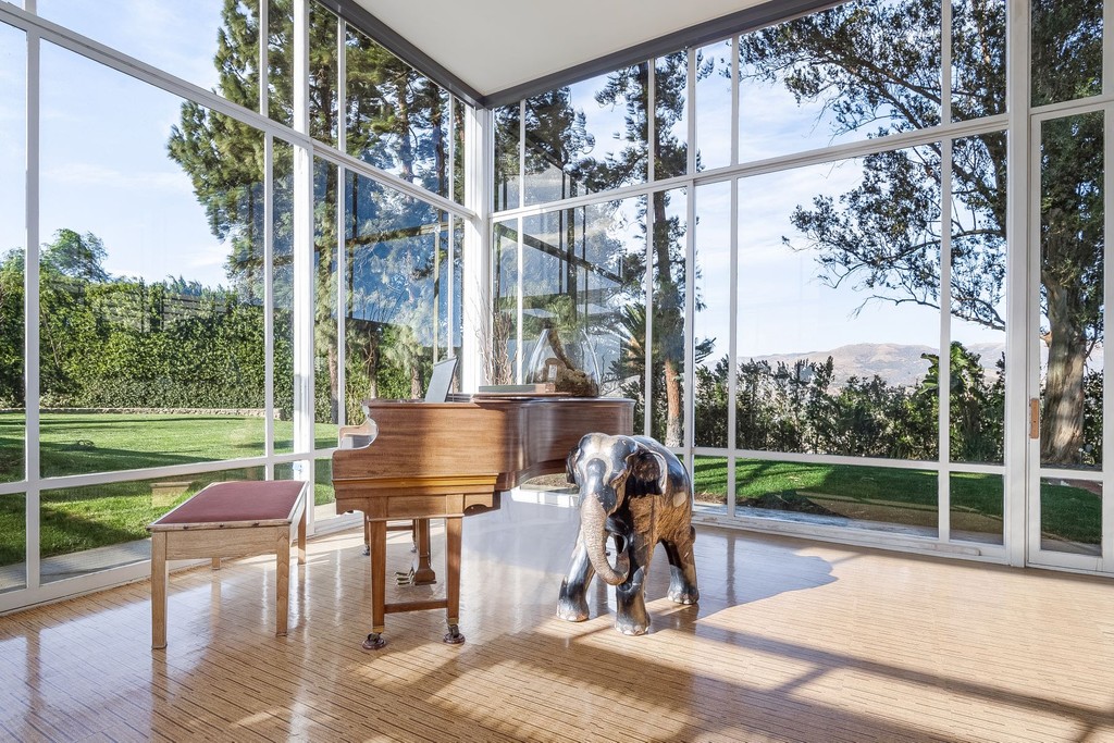 via cottages and gardens frank sinatra former home glass walls with piano via sothebys on the happy list