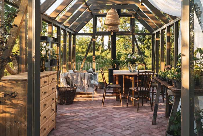 swedish greenhouse outfitted for sleeping photo by Bertwig Fastighetsförmedling via My scandinavian Home on the happy list