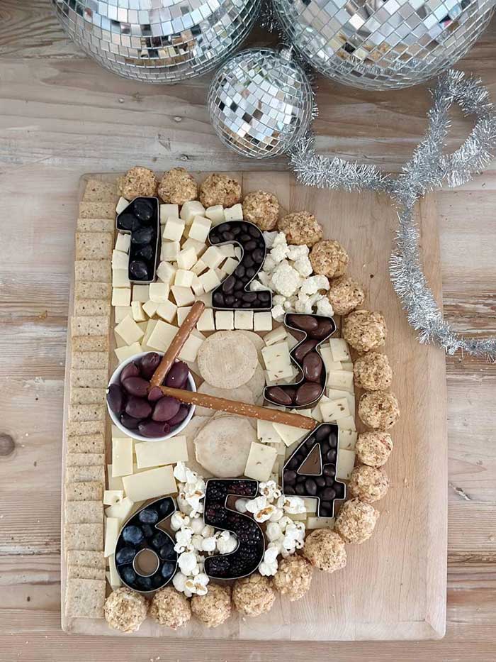 clock themed charcuterie board for new year's eve from vintage home designs on the happy list