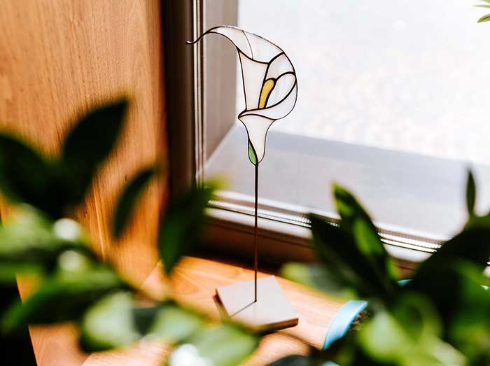 stained glass tabletop flower from etsy shop VitrageArtSouvenirs