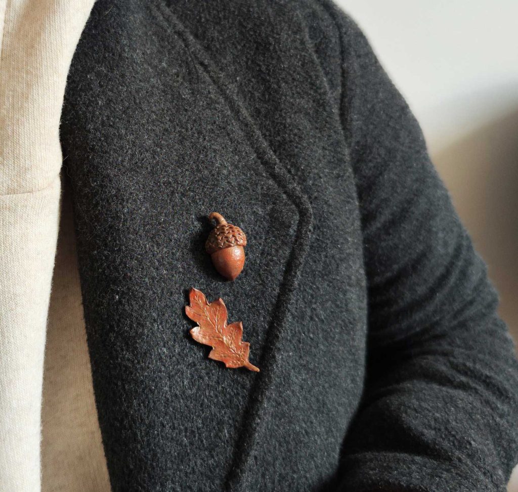 acorn and oak leaf pin set from etsy shop limonclayart pretty acorn decor and jewelry