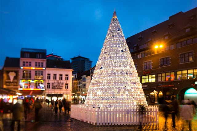 ceramic dish christmas tree in belgium from design firm mooz via this is colossal on the happy list