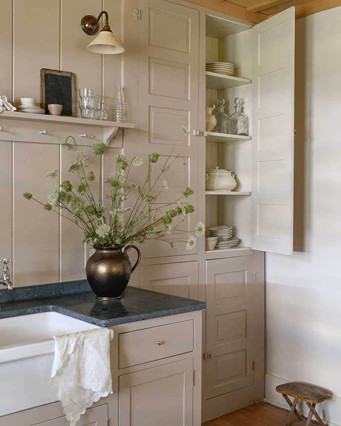 dutton-cottage-midland-architecture-greg-liz-dutton-kitchen via remodelista Photography by Erin Kelly, courtesy of Greg Dutton Studio on the happy list