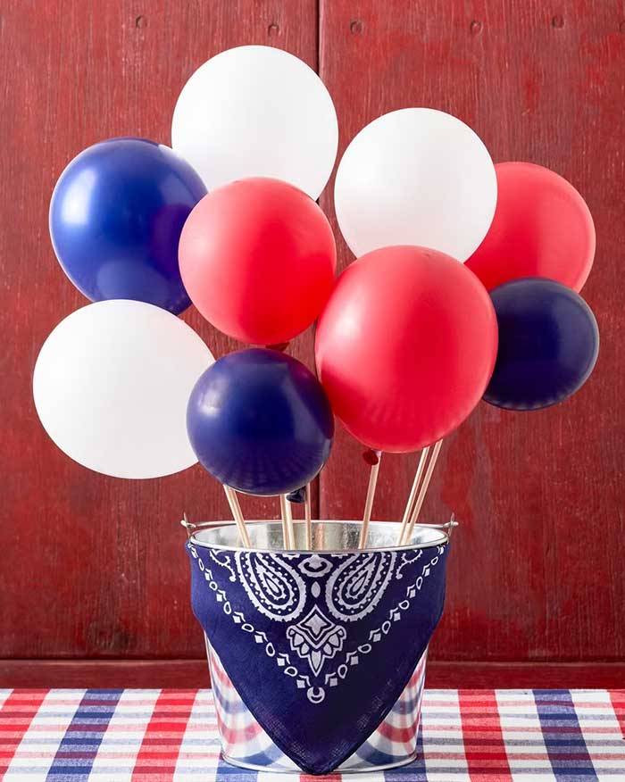 patriotic balloon centerpiece no helium by dana gallagher via the pioneer woman on the happy list