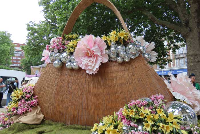 chelsea in bloom 2025 handbag in duke of york square by the londonist