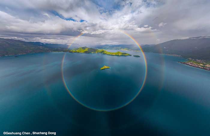 2025 Standard Chartered Weather Photographer of the Year went to photographers Geshuang Chen and Shuchang Dong via met matters on the happy list